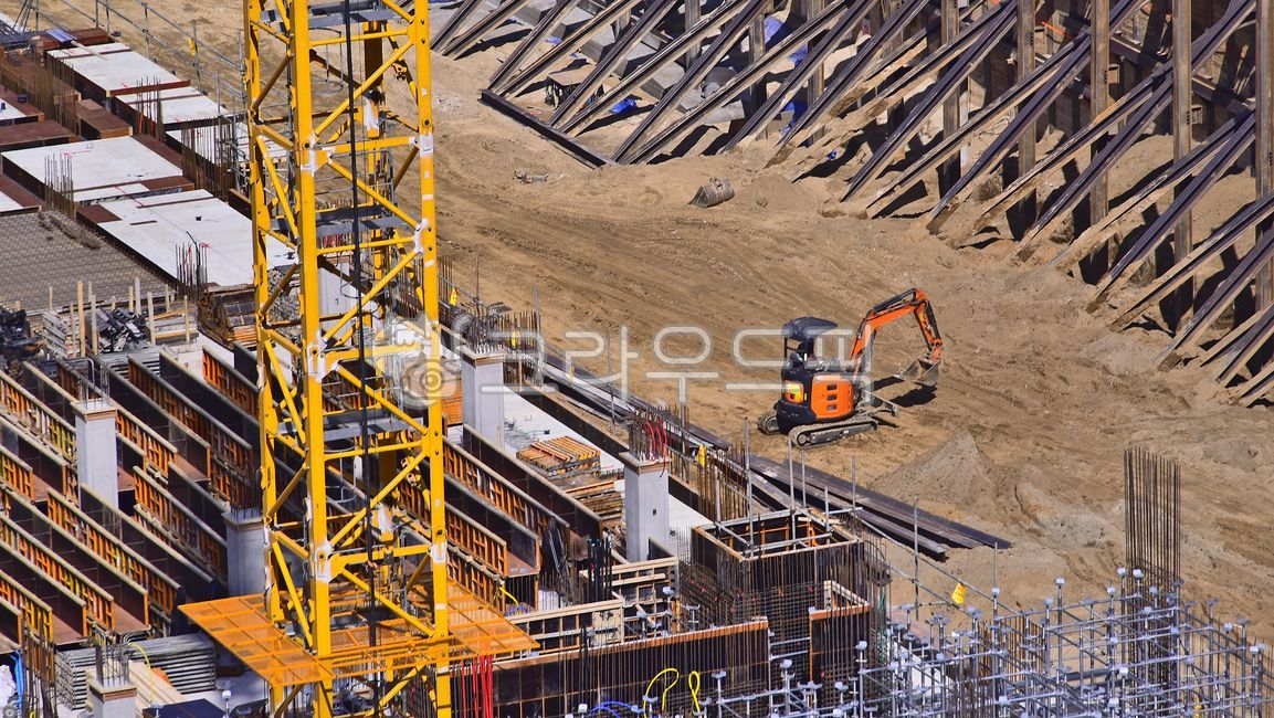산업,건설현장,건축현장,포크레인,크레인,타워크레인,재개발,도시,기계,건설크레인,constructioncrane,기초공사,작업,노동,개발,건설업,건축업,현장,작업장,빌딩,건물,건축물,비계,파이프,토목공사,철골,아시바,파랑색,배경,흙,industrial,대지,땅,바탕,백그라운드,야외,옥외,construction,산업,industry,industrial,건설업,건축업,construction industry