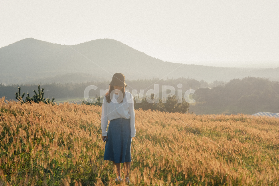 여자,노을,여자앞모습,제주,오름,sunset,제주여행,사람,인간,nature,들판,fashion,모자,trip,여행,apparel,person,자연,field,들,사람,인물,인간,human,person,여성,여자,woman,female,lady,여행,휴가,traveling,vacation,trip