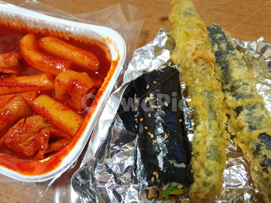 떡볶이,김밥,튀김,분식,간식,먹거리,김말이,고추튀김,참치김밥,꼬마김밥,야식,음식,식재료,요리,food,cook,meal,dishes,food reserves,한식,한국음식,한국요리,korean food,korean dishes,korean meal,korean cook
