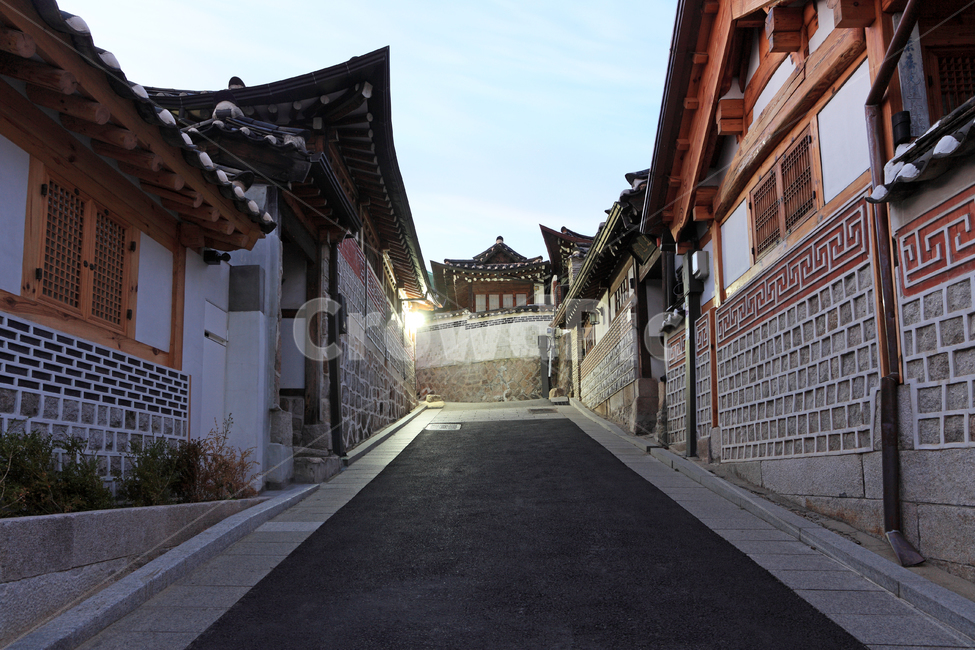 한옥,집,주택,주택가,기와집,기와,길,거리,길거리,도로,골목,골목길,담,담장,돌담,고풍,고풍스런,전통,한국전통,한옥마을,북촌한옥마을,서울,건축,건축물,전통건축,전통건축물,건물,한옥집,벽,외관,익스테리어,민속,바닥,공간,배경,백그라운드,명소,관광,오르막,오르막길,불빛,저녁,밤,야경,한국,골목길,alley,한국전통,한국문화,korean traditional,korean culture,건축물,건물외관,exterior,building,structure,architecture,construction,flagstone,판석