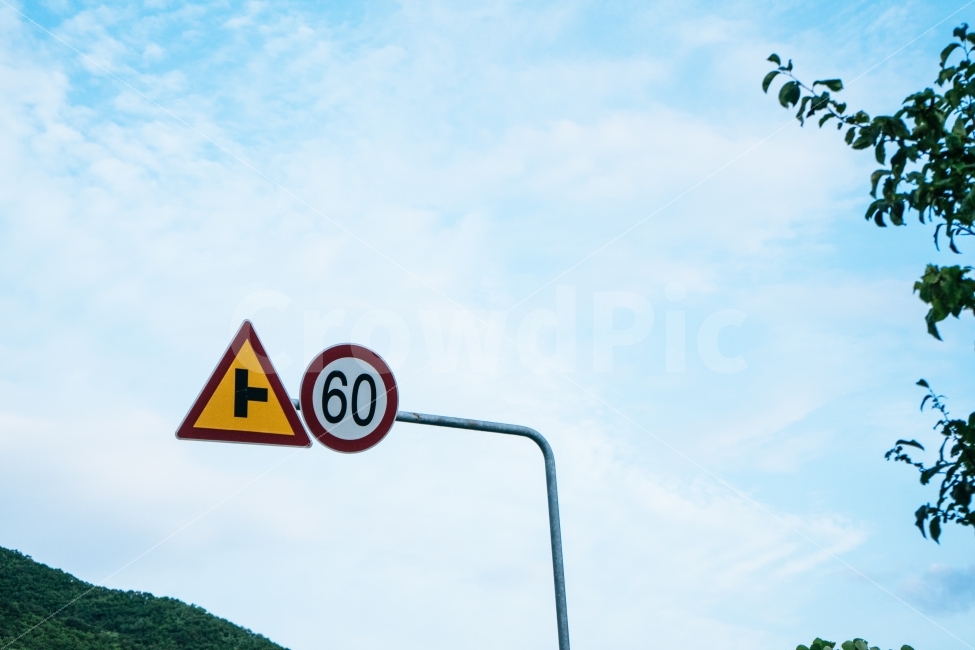 표지판,날씨,맑음,하늘,산,교통,교통수단,traffic,transportation