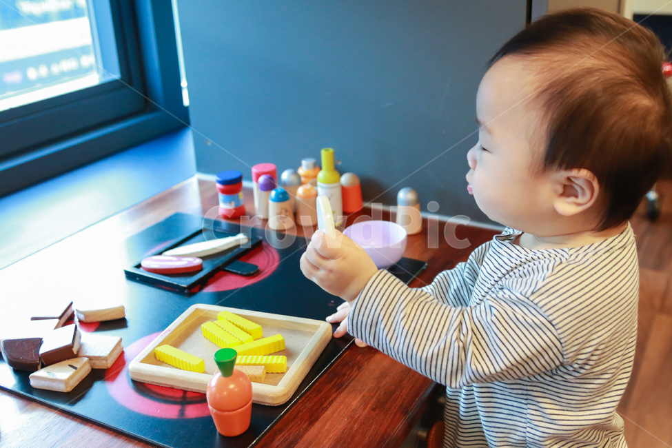 아기,아이,남자아기,부엌,부엌놀이,장난감,조미료,가스렌지,인덕션,부엌놀이장난감,토이,교육,놀이,귀여운,작은,건강한,1살,11개월,돌아기,아들,가족,인물,모델,아기모델,꼬맹이,꼬마,소꿉놀이,요리,육아,사람,인물,인간,human,person,영유아,아기,애기,아이,infants,baby