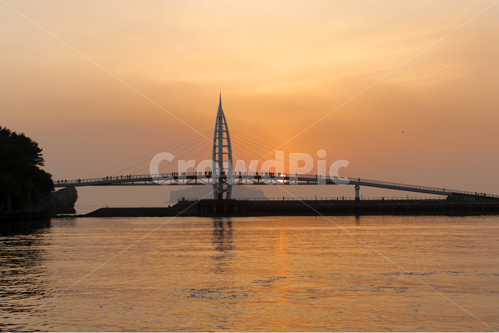 제주도,서귀포,새연교,일몰,야경,다리,여행코스,새섬,제주도,jeju,jeju island,랜드마크,landmark,tourist attraction,한국랜드마크,한국관광지,한국명소,korea landmark,korea tourist attraction,nature,자연,outdoors,옥외,sunset,sky,하늘,dusk,황혼,red sky,붉은 하늘,dawn,새벽