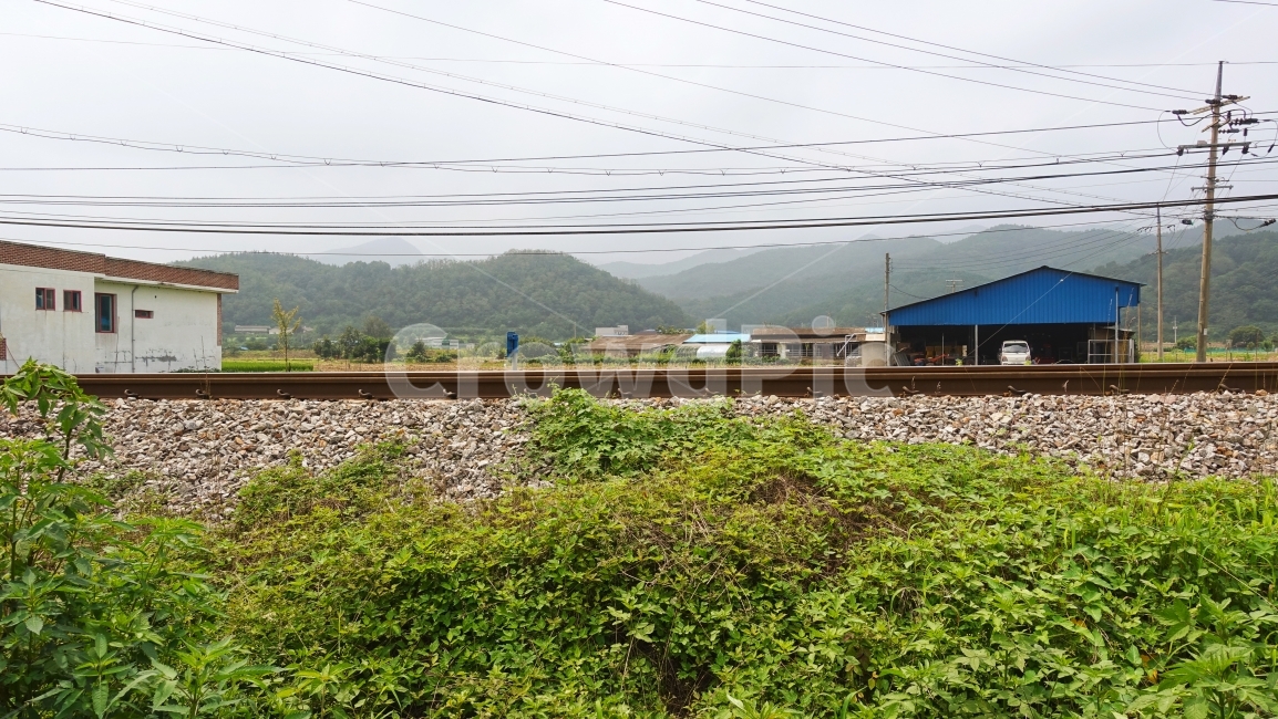 한적한,조용한,시골,철길,지붕,산,구름,자갈,전봇대,전선,전깃줄,전기줄,여행,풍경,집,시골풍경,고향,시골,마을,풍경,landscape,country,rural,town