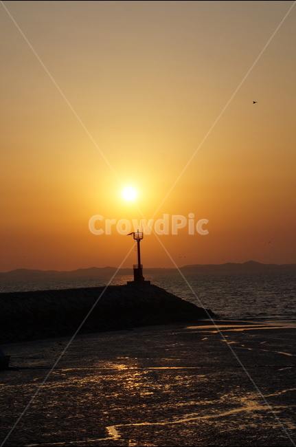 노을,바닷가,태양,황금빛,갯벌,자연,풍경,nature,landscape,한국자연풍경,한국자연경관,korea nature landscape,등대,lighthouse,outdoors,옥외,sunlight,햇빛,sky,하늘,sunset,일몰,red sky,붉은 하늘,dusk,황혼,dawn,새벽