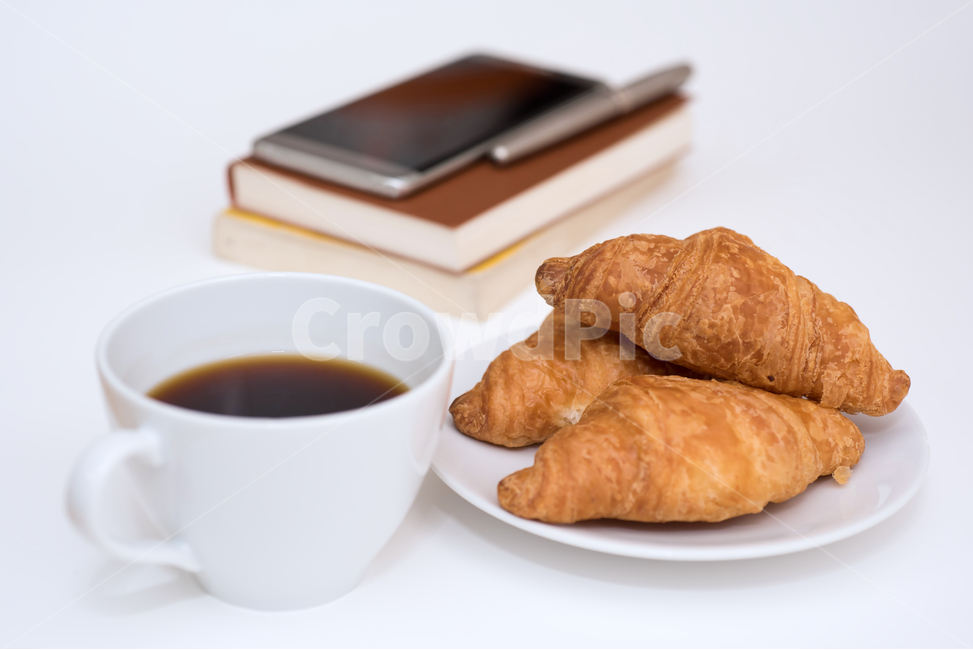 커피,빵,아침식사,컵,커피잔,다이어트,간편한,신선한,점심,점심식사,식사,현대,아침,접시,휴식,상쾌한,간단한,공간,오피스,브런치,하얀,흰,흰색,배경,백그라운드,여백,간식,여유,오브젝트,블랙커피,아메리카노,음식,책,도서,수첩,다이어리,스마트폰,핸드폰,만년필,필기도구,생활,음식,식재료,요리,food,cook,meal,dishes,food reserves,빵,bread,디저트,간식,후식,dessert,snack,커피,카페,coffee,cafe,비즈니스,사업,business,service,work