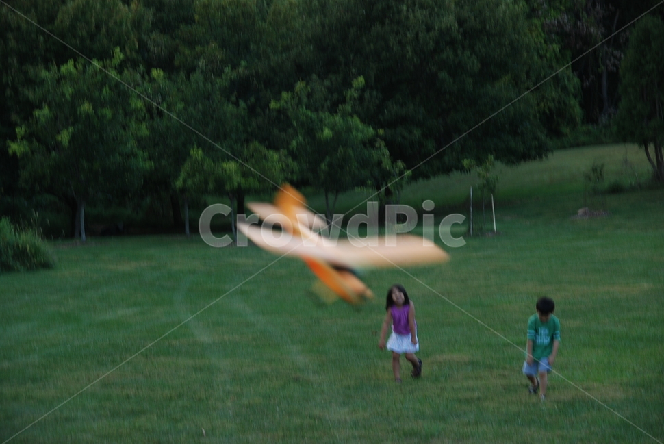 미국,america,꼬마,아이들,kids,children,running,달리기,소녀,소년,boy,girl,비행기,오렌지,노랑,airplane,장난감,toy,yellow,oranage,잔디,grass,치마,skirt,날리기,비행,들,들판,마당,field,놀이,play,flying,person,사람,plant,식물,humna