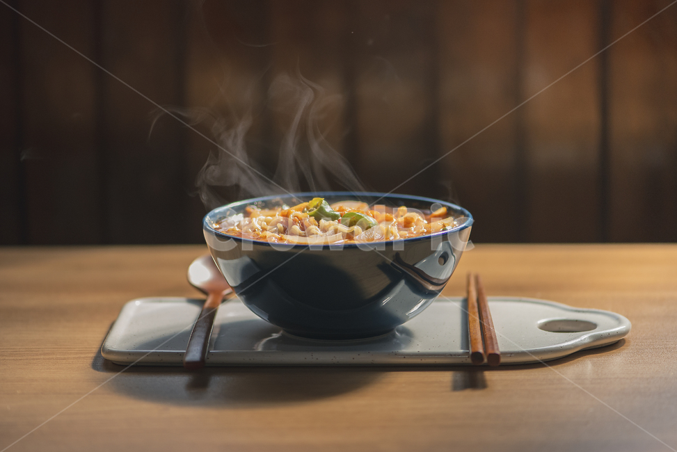 라면,뜨거운,토마토라면,매운음식,라면요리,나무테이블,흰색도마,수저,젓가락,숟가락,매운,매콤한,ramen,tomatoramen,토마토라면,면요리,간편식,인스턴트,한국라면,음식,식재료,요리,food,cook,meal,dishes,food reserves,면류,면요리,noodles,한식,한국음식,한국요리,korean food,korean dishes,korean meal,korean cook