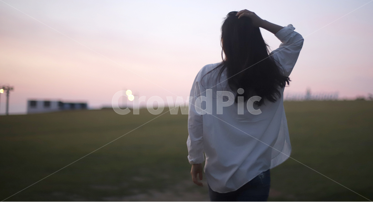 여자,사람,뒷모습,언덕,바람,아침,걸음,생각,고민,자연,풍경,nature,landscape,사람,인물,인간,human,person,여성,여자,woman,female,lady,감성,sensible,feeling,sleeve,소매