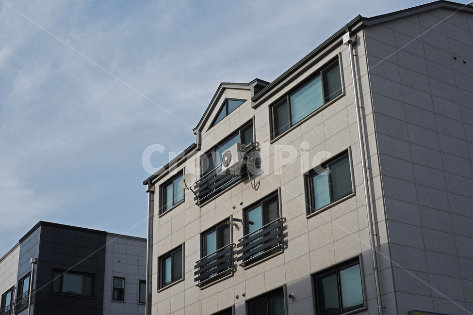 에어콘,원룸,빌라,건물,하늘,창문,지붕,실외기,설치,건축물,건물외관,exterior,building,structure,architecture,construction