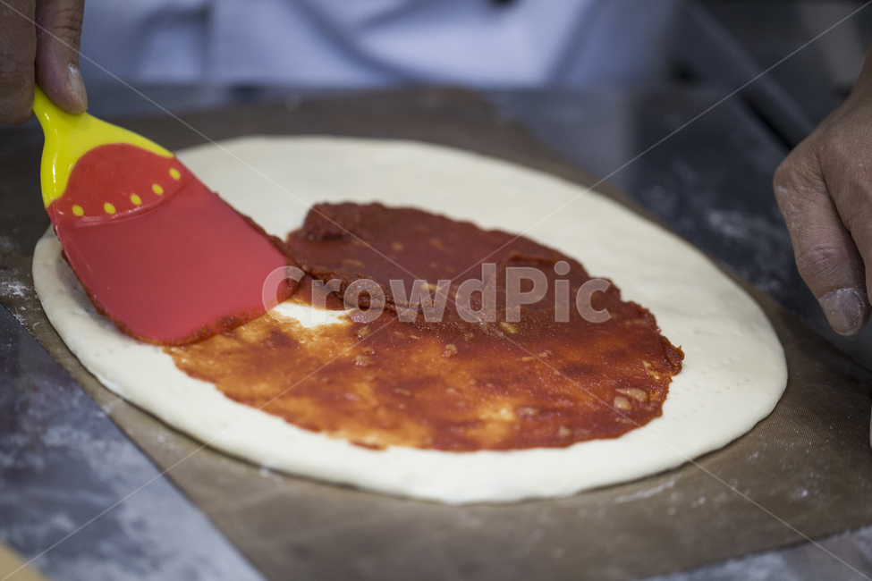 피자,핏자,밀가루,도우,토마토소스,손,주걱,소스,음식,식재료,요리,food,cook,meal,dishes,food reserves