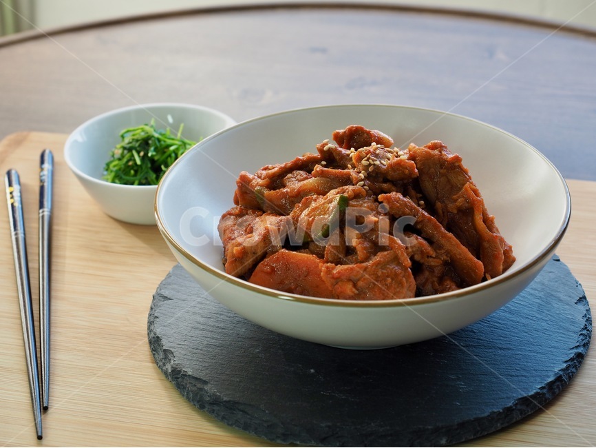 제욱볶음,제육고추장볶음,제육,식품및음료,한국음식,한국문화,동아시아문화,음식과음료산업,건강한식생활,웰빙,문화,산업,아시아,대한민국,접시,스튜디오촬영,손수만든,다이어트,전통,한국,젓가락,돼지고기,돼지고기구이,돼지고기바비큐,채소,음식,볶음,아시아음식,요리,나물,반찬,전통음식,돼지고기고추장볶음,점심식사,매운,매운요리,점심,음식,식재료,요리,food,cook,meal,dishes,food reserves,육류,고기,meat,한식,한국음식,한국요리,korean food,korean dishes,korean meal,korean cook