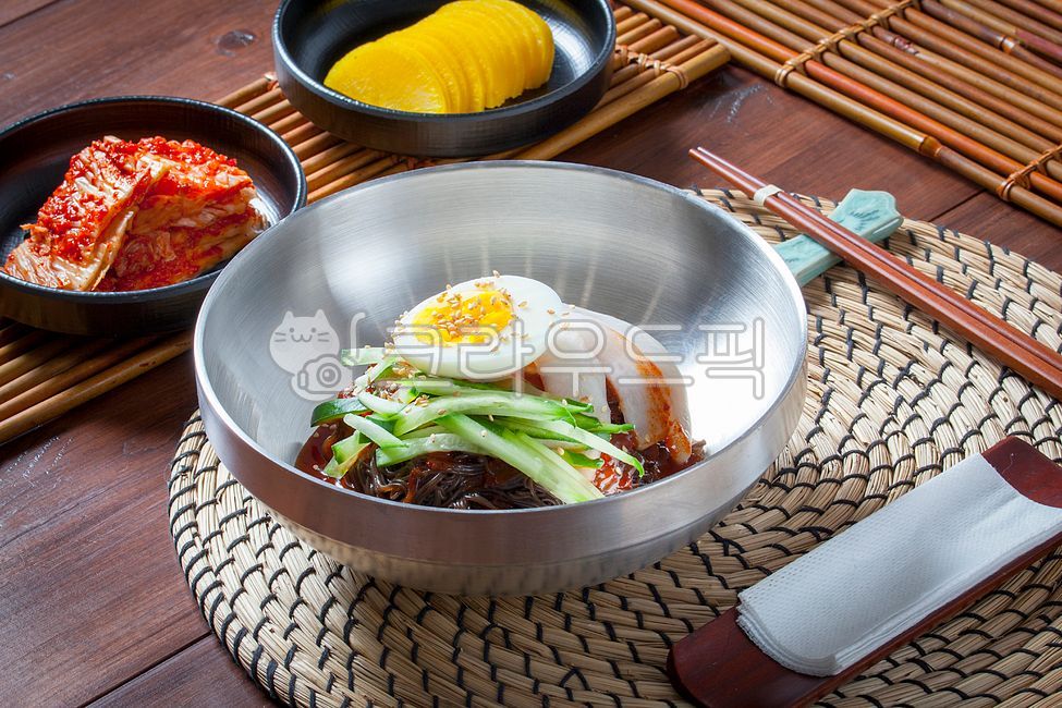 냉면,비빔냉면,물냉면,냉면육수,단무지,계절메뉴,계절음식,여름별미,냉면양념,비빔장,양념,소스,양념소스,비빔면,양념장,냉면장,여름음식,냉면무,그릇,냉면그릇,음식점,한국음식,한국음식점,요리,물냉,비냉,한국요리,점심,점심식사,별미,맛집,한식,한식요리,전통음식,전통요리,오이,야채,면,메밀면,메밀냉면,식사,음식,food,계란,후식,건강식,영양식,건강음식,영양음식,식재료