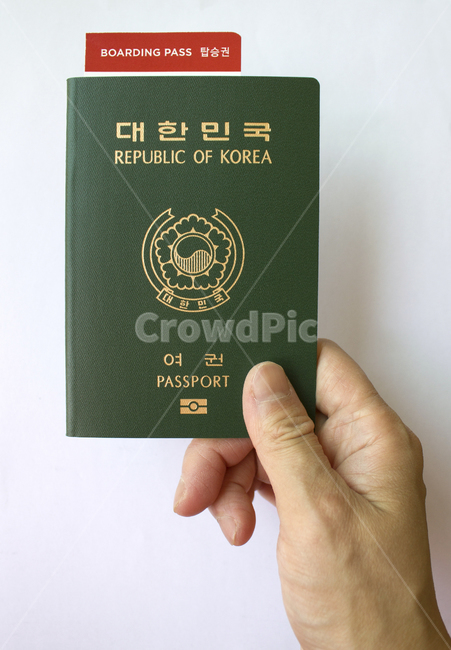 idcards,id카드,document,문서,passport,id,business,card,citizen,emigration,identification,identity,international,korea,pass,republicofkorea,security,신분증,여권,한국여권,대한민국여권,사물,물건,한국,대한민국,여행,표지,겉면,비지니스,손,핸드,잡기,탑,탑뷰,탑앵글,여자손,티켓,표,비행기티켓,비행기표,항공권,녹색,그린,초록색,흰배경,신체부위,신체,여행,휴가,traveling,vacation,trip