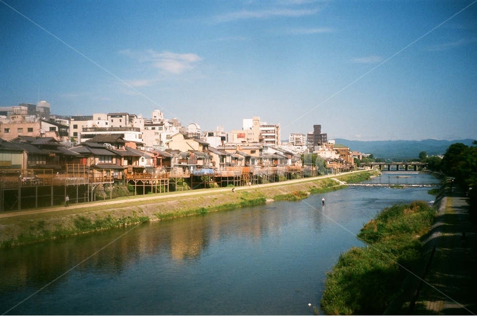 강가,교토,일본,일본풍경,하늘,동네,목조주택,주택가,강,도시,풍경,city,landscape,해외,외국,세계,foreign,oversea,world,세계도시풍경,해외도시풍경,외국도시풍경,world cityscape,water,물,outdoors,옥외