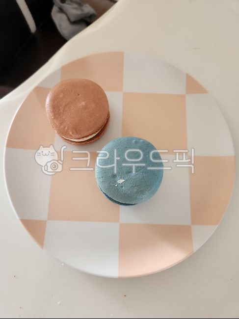 cafe,dessert,macaroon,snack,sweet