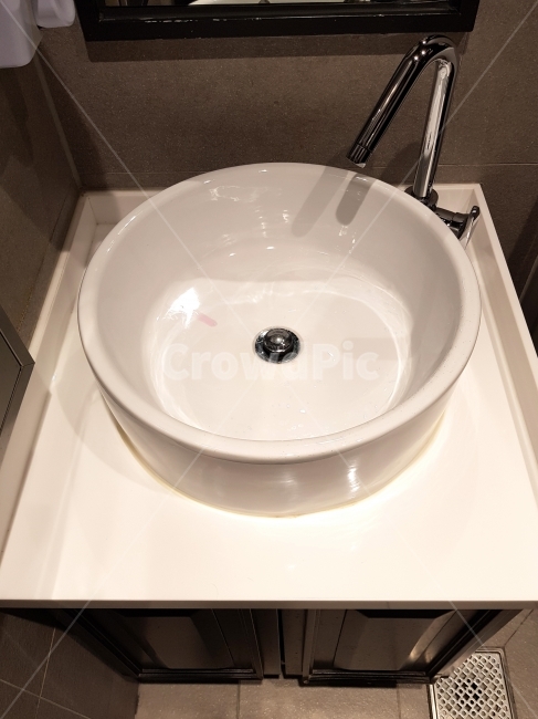 호텔,화장실,세면대,위생,도기,물,흰색,하수,배수,수전,수도꼭지,유럽풍,엔틱,원형,대리석,갈색,배경,오브젝트,가구,선반,hotel,toilet,인테리어,실내디자인,interior design