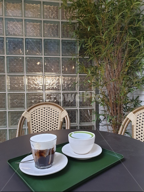 의자,커피,커피잔,라떼,아메리카노,테이블,티타임,pottery,saucer,가구,furniture,식물,나무,유리,커피,카페,coffee,cafe