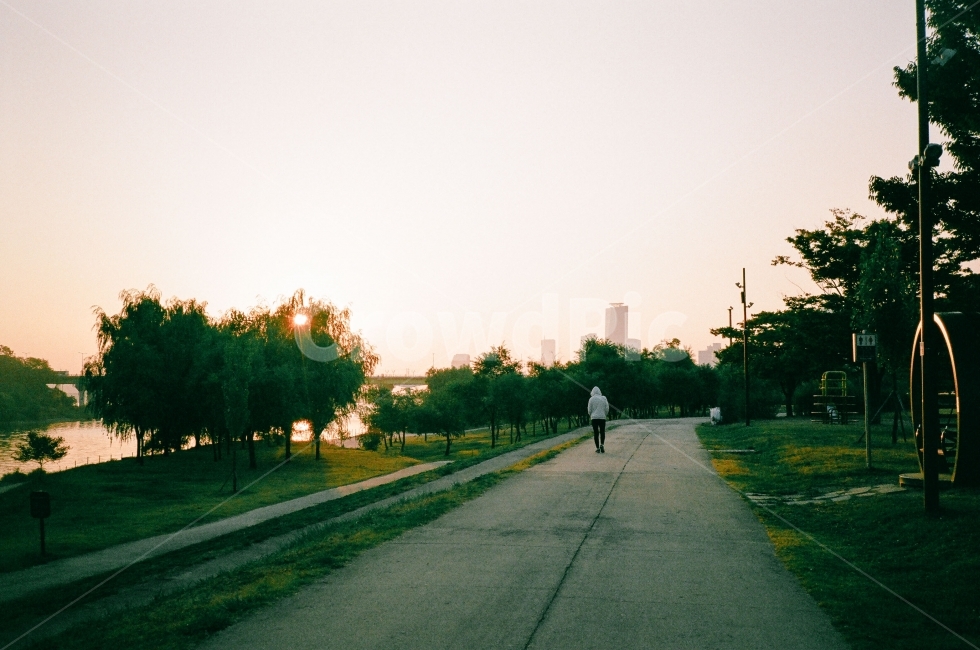 산책,한강공원,가을,아침,가을아침,일출,운동,도시,풍경,city,landscape,한국도시풍경,한국도시경관,korea cityscape,사람,인물,인간,human,person,감성,sensible,feeling,asphalt,아스팔트