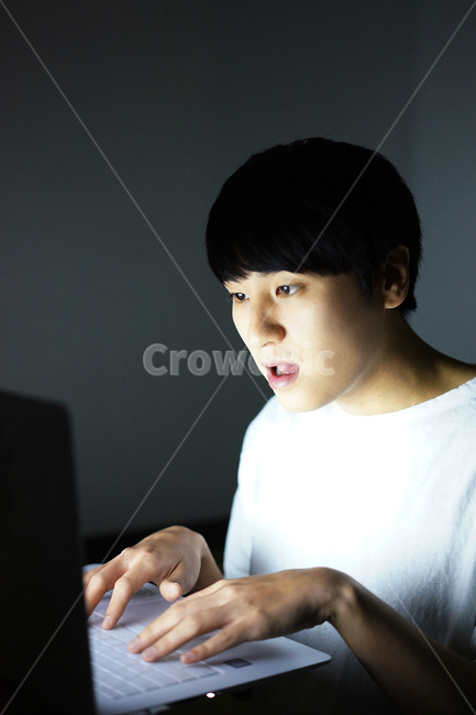 중독,인터넷중독,컴퓨터중독,게임중독,남자,게임,게이머,밤샘,addiction,gamer,game,computer,man,사람,인물,인간,human,person,얼굴표정,facial expression,face,남성,남자,man,male,정보통신기술,전자기기,전자제품,it,information,technology,electronic equipment