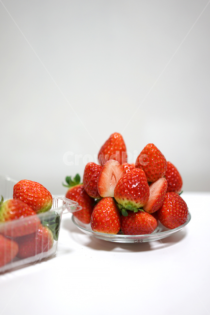딸기,strawberry,과일,음식,겨울철과일,빨강,레드,red,베리,음식,식재료,요리,food,cook,meal,dishes,food reserves,과일,열매,fruit