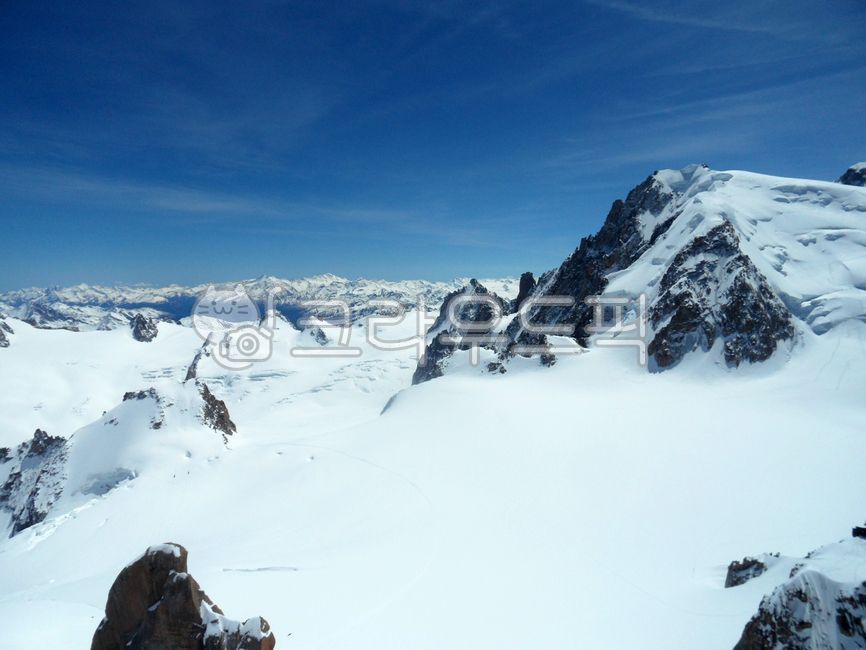 mountainrange,naturelandscape,Overseas,Chamonix,glaciallandform,world landscape,mountain,high,mountainouslandforms,france,sky,mountain range,slope,background,snow,mountainous landforms,winter,chamonix,clouds,summit,foreign,overseas landscape,Mont Blanc,as