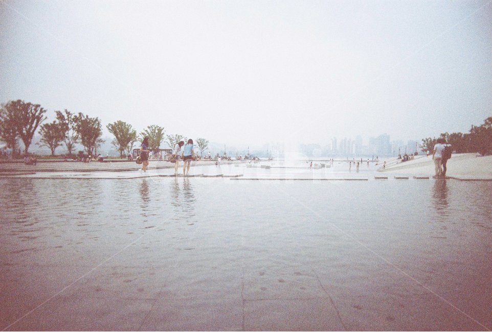 한강,여름,감성,한강공원,필름카메라,여의도한강공원,여의도,사람들,여유,뿌연색,뿌옇다,비네팅,도시,풍경,city,landscape,한국도시풍경,한국도시경관,korea cityscape,사람들,대중,군중,other people,crowd,감성,sensible,feeling,nature,자연,outdoors,옥외