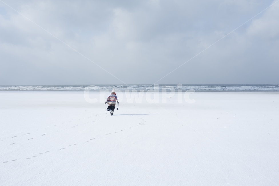겨울,바다,해변,눈,고독,winter,sea,snow,solitude,하늘,sky,구름,흰눈,자연,풍경,인물,겨울,계절,winter,season,자연,풍경,nature,landscape,해변,바다,beach,sea,사람,인물,인간,human,person,여성,여자,woman,female,lady,여행,휴가,traveling,vacation,trip,outdoors,옥외