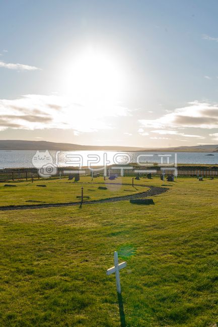 묘지,공동묘지,십자가,묘비,나무로된,잔디밭,풀밭,들판,무덤,매장,기념비,평화로운,호수,물,하늘,구름,태양,풍경,야외,경치좋은,길,지평선,고요한,매장지