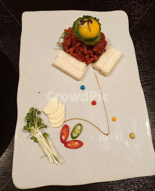 육회,한국적인,노른자,안주,한국음식,신선함,소고기,한우육회,음식,식재료,요리,food,cook,meal,dishes,foodreserves,육류,고기,한국요리,한식,meat,koreanfood,koreancook,koreanmeal,먹거리,배,과일,육회플레이팅,플레이팅