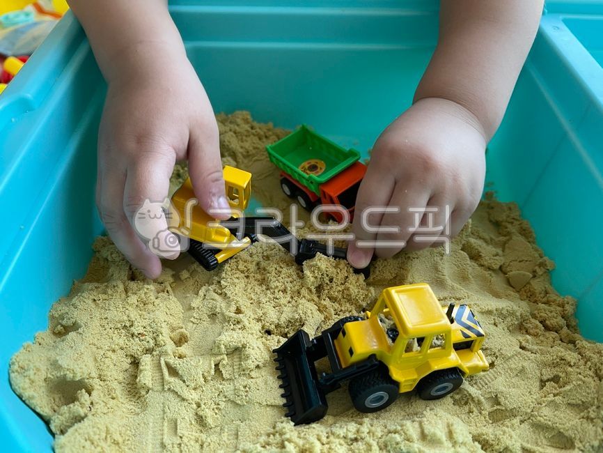 pocline,toy dirt,bulldozer,kid,playground,model car,toy,child,Aison