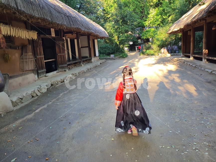 한복,아이,여자,민속촌,의복,패션,옷,의류,뒷모습,clothing,apparel,한국전통,한국문화,korean traditional,korean culture,한복,한국전통의상,hanbok,korean traditional clothes,사람,인물,인간,human,person,어린이,어린아이,child,children,kid