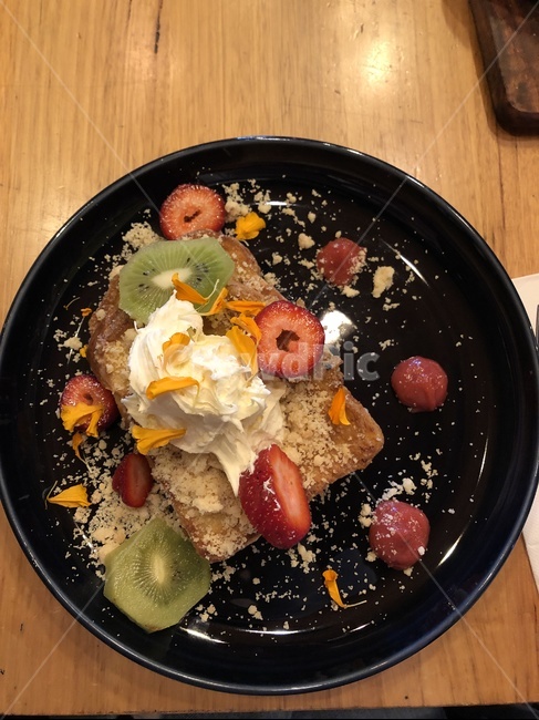 브런치,토스트,프렌치토스트,카페,아침식사,점심,breakfast,brunch,lunch,음식,과일,빵,딸기,라즈베리,키위,생크림