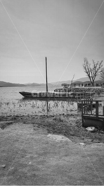 나룻터,나룻배,강,하늘,흑백,선박,강가,수풀,나무,흙,교통,watercraft,water,물,베