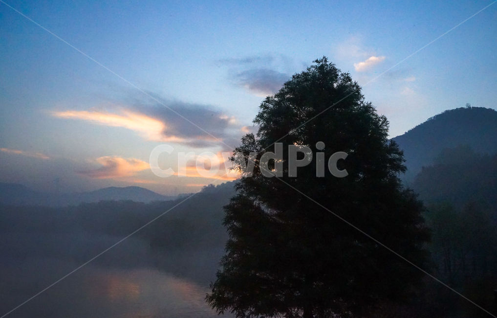 일출,여명,호수,나무,산,구름,하늘,안개,물안개,자연,풍경,nature,landscape,outdoors,옥외,weather,날씨