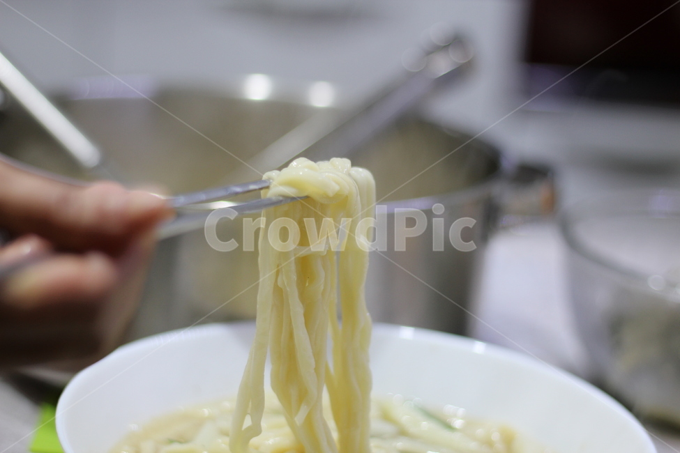 칼국수,밀가루,반죽,국수,한식,음식,food,국물,감자,파,육수,새우육수,따끈함,plant,식물,vegetable,야채