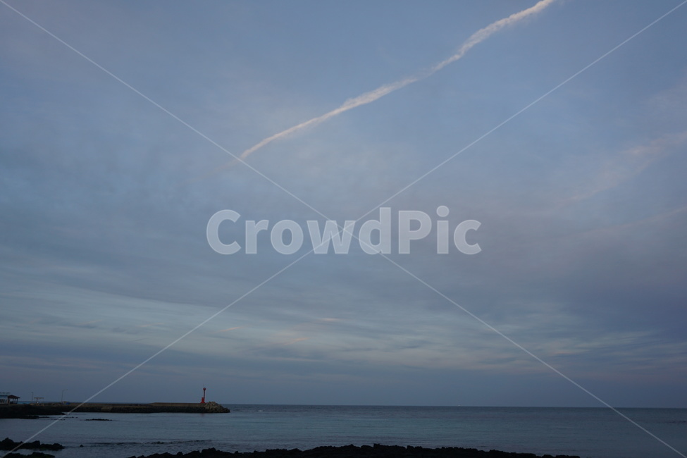 바다,blue,하늘,해변,해안가,sea,sky,현무암,제주,jeju,평온함,차분함,저녁,수평선,horizon,비행운,구름,cloud,자연,nature,등대,lighthouse