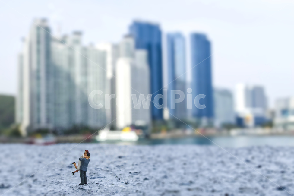 연인,재회,만남,사랑,기쁨,포응,미니어처,plasticpeople,love,lover,도시,풍경,city,landscape,조각상,동상,석상,조형물,statue,bronze statue,stone statue,연인,커플,사랑,lover,couple,사물,물건,오브젝트,thing,object,matter,연출,컨셉,콘셉,direction,concept