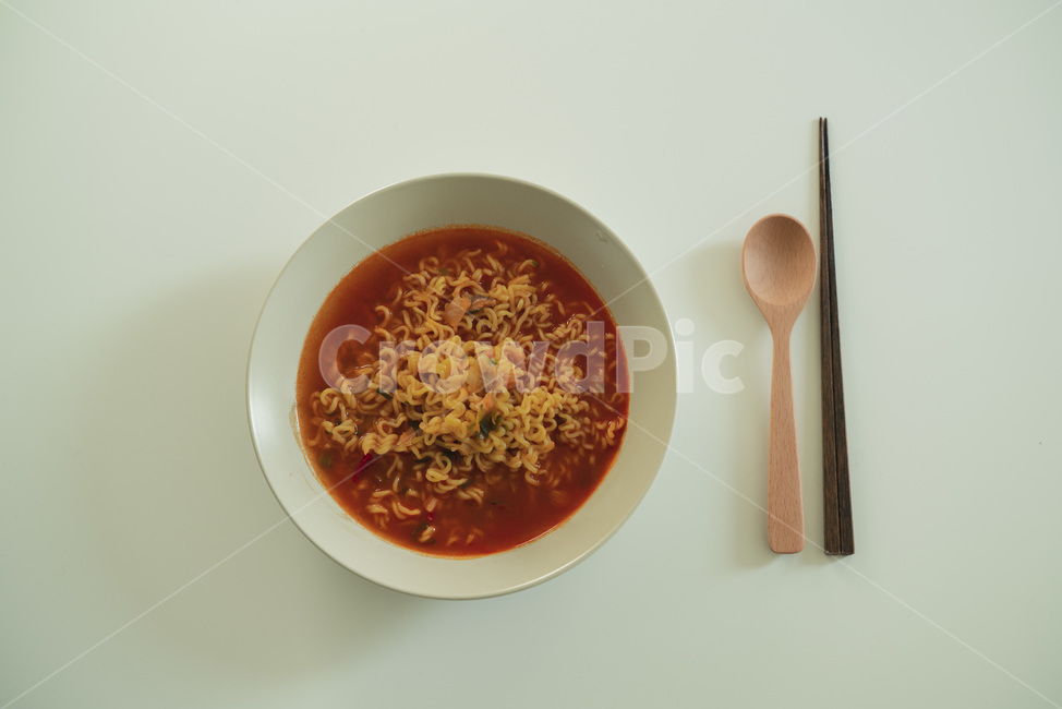 빛,음식,라면,숟가락,젓가락,나무,점심,국물,깔끔,항공샷,테이블,식탁,상차림,빨간,매운,매콤,한끼,면,맛있는,음식,식재료,요리,food,cook,meal,dishes,food reserves,면류,면요리,noodles,한식,한국음식,한국요리,korean food,korean dishes,korean meal,korean cook