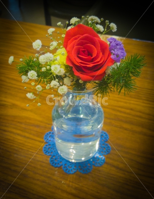 꽃,꽃병,물병,꽃꽂이,장식,식탁,나무,받침,물,장미,식물,자연,plants,nature,꽃,flower,실내용화초,화분,화초,house plant