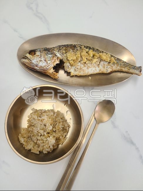 Kings Suratjang,table setting,traditional korean food,food,anorganicbowl,barley gulbi,fish dishes,Spoon,spoon,One table setting,corvina,abandonment,organic bowl