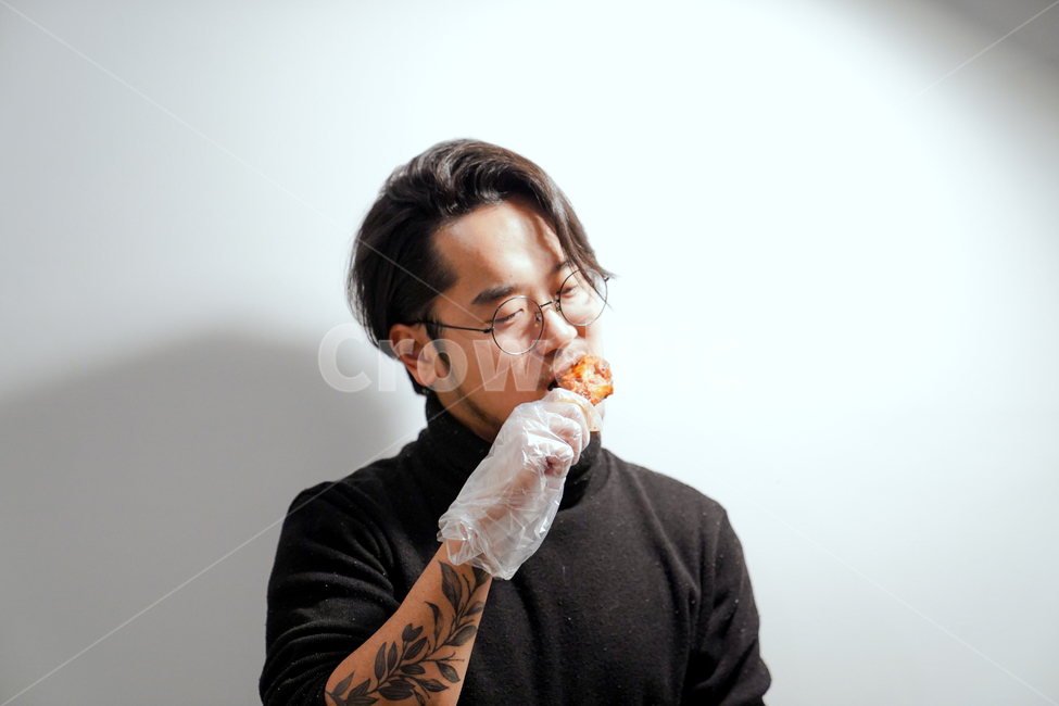 치킨,먹방,음식,사람,문신,tattoo,모델,수염,사람,인물,인간,human,person,남성,남자,man,male