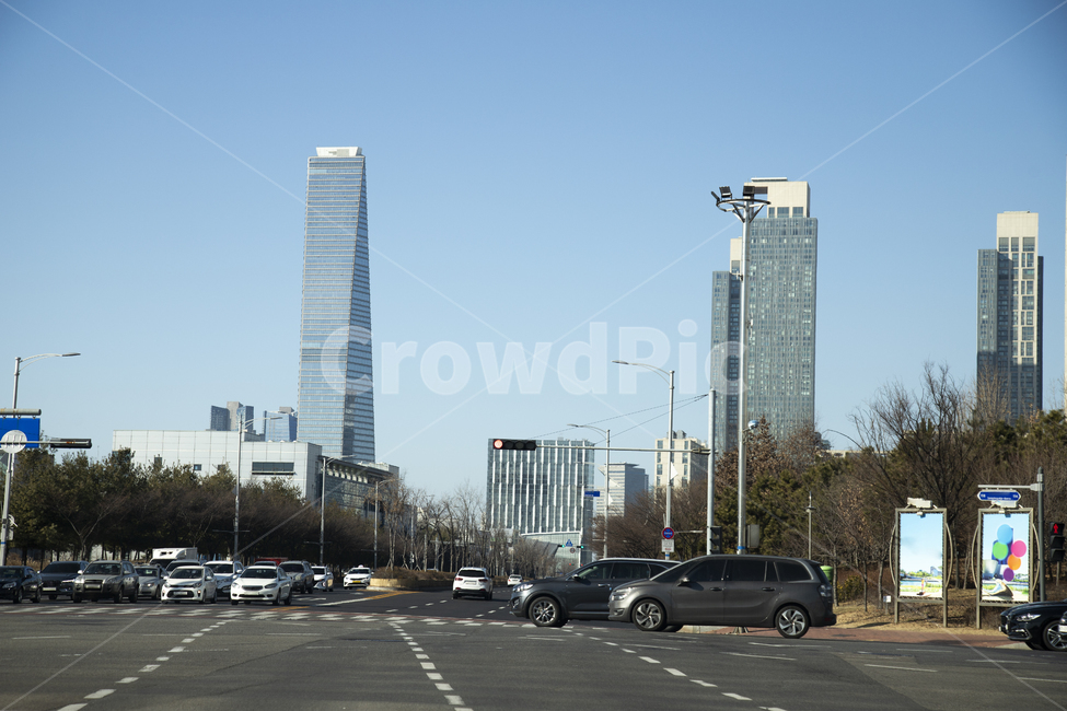 빌딩,건물,아파트,맨션,고층아파트,도시풍경,도시경관,도시,시티,단지,고층빌딩,고층건물,거리,거리풍경,시가지,주택,주거,부동산,하늘,푸른하늘,파란하늘,맑음,맑은날씨,쾌청,화창,맑은하늘,건축물,시설,블루,파랑,청색,풍경,경치,도로,나무,창문,배경,자동차,아스팔트,차선,교차로,주행,승용차,신호등,감시카메라,교통,도시,풍경,city,landscape,한국도시풍경,한국도시경관,korea cityscape,교통,교통수단,traffic,transportation,road,intersection,car,차,automobile,vehicle,차량,asphalt,freeway,고속 도로,wheel,바퀴,machine,기계