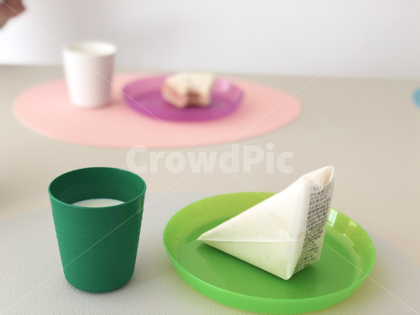 컵,우유,샌드위치,음식,빵,테이블,식탁
