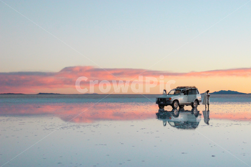 우유니,uyuni,소금사막,saltdesert,desert,사막,노을,sunset,붉은하늘,하늘,sky,자연,nature,풍경,landscape,자동차,남미,남미여행,남아메리카,라틴아메리카,latinamerica,배낭여행,광활한,평평한,넓은,반영,거울,해외,외국,세계,foreign,oversea,world,여행,휴가,traveling,vacation,trip