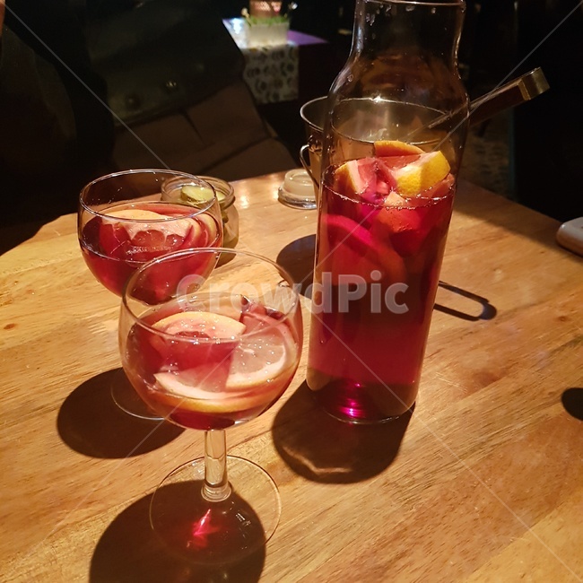 샹그리아,데이트,음식점,와인,wine,date,sangria,달콤한,술,과즙,브랜디,레모네이드,sweet,lemon,유리잔,와인잔,식탁,정방형