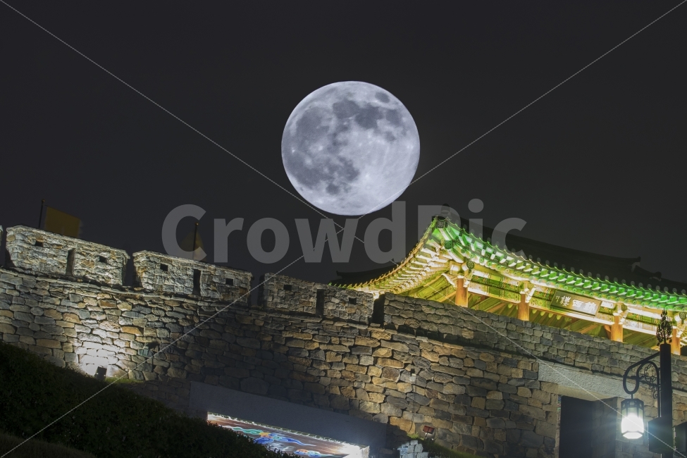 일상,출사,스냅사진,캐논,canon,80d,나들이,dslr,즐거움,photo,캐논80d,밤하늘,달,둥근달,보름달,공산성,유네스코,문화재,자연,풍경,nature,landscape,야경,밤,nightscape,night,랜드마크,landmark,tourist attraction,한국전통,한국문화,korean traditional,korean culture,outdoors,옥외,universe,우주,moon,astronomy,천문학,outer space,대기권 밖,space