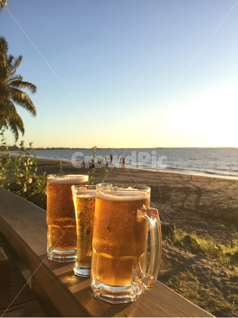 맥주,노을,beer,sunset,맥주와노을,휴가,휴일,휴식,저녁노을,힐링,바다,beach,바닷가,물가,술,알코올,배경,배경이미지,음료,drink,일몰,해질녘,유리잔,cool,해변,바다,beach,sea,술,주류,alcohol