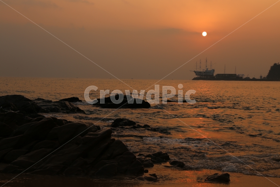 정동진,일출,바다,동해,파도,범선,강원도,겨울바다,겨울,sea,sunrise,eastsea,ship,winter,자연,풍경,nature,landscape,한국자연풍경,한국자연경관,korea nature landscape,sunlight,햇빛,outdoors,옥외,sunset,일몰,red sky,붉은 하늘,dusk,황혼,dawn,새벽,sky,하늘