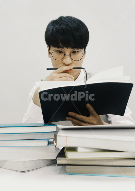 공부,수능,수능시험,고등학교,고등학생,고3,남고생,남자학생,학생,남학생,교복,학업,수업,진로,고민,시험공부,사람,인물,인간,human,person,남성,남자,man,male,교육,학교,공부,education,learning,study,school